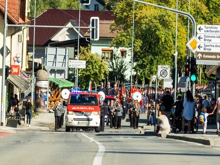 Parada ob 70-letnici GZ Grosuplje po ulicah Grosuplja, sodelovalo 350 gasilk in gasilcev